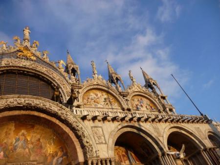 Basilique et ciel bleu